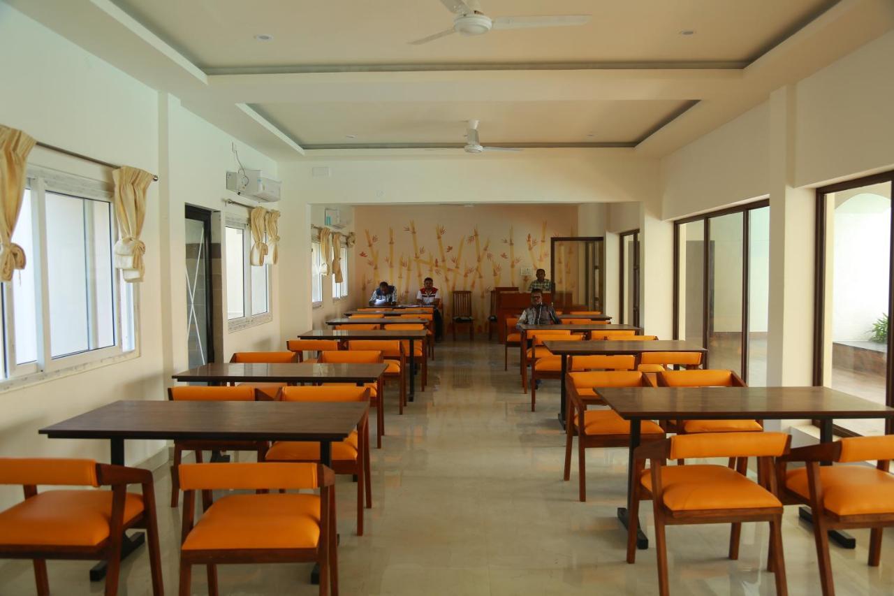 The Riviera Hotel Theni Exterior foto