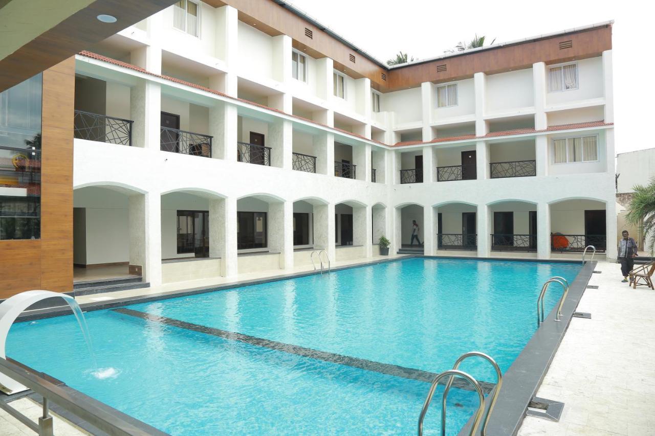 The Riviera Hotel Theni Exterior foto