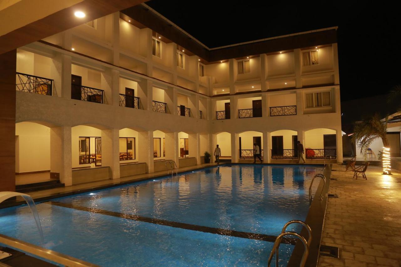 The Riviera Hotel Theni Exterior foto