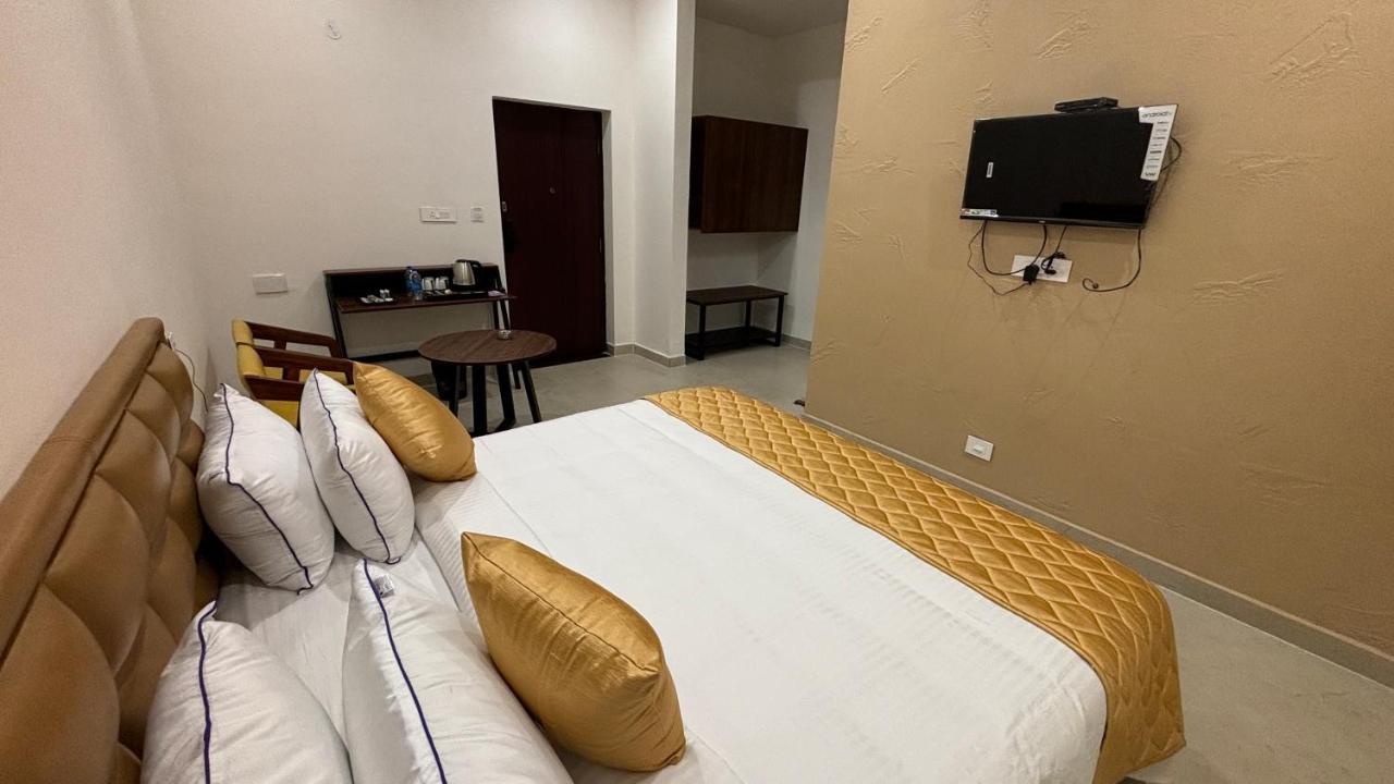 The Riviera Hotel Theni Exterior foto