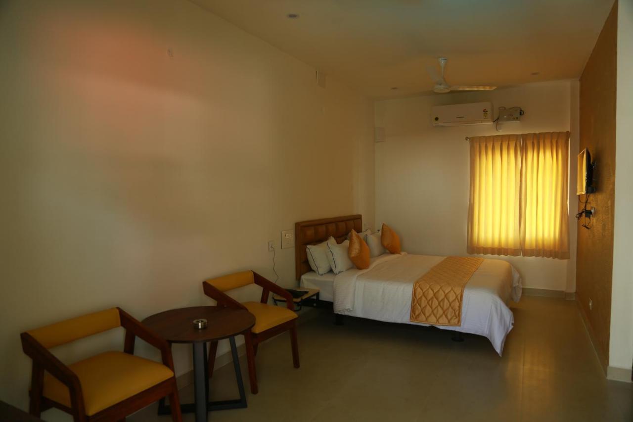 The Riviera Hotel Theni Exterior foto