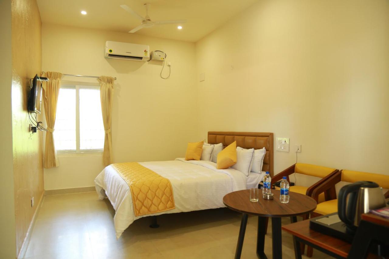 The Riviera Hotel Theni Exterior foto