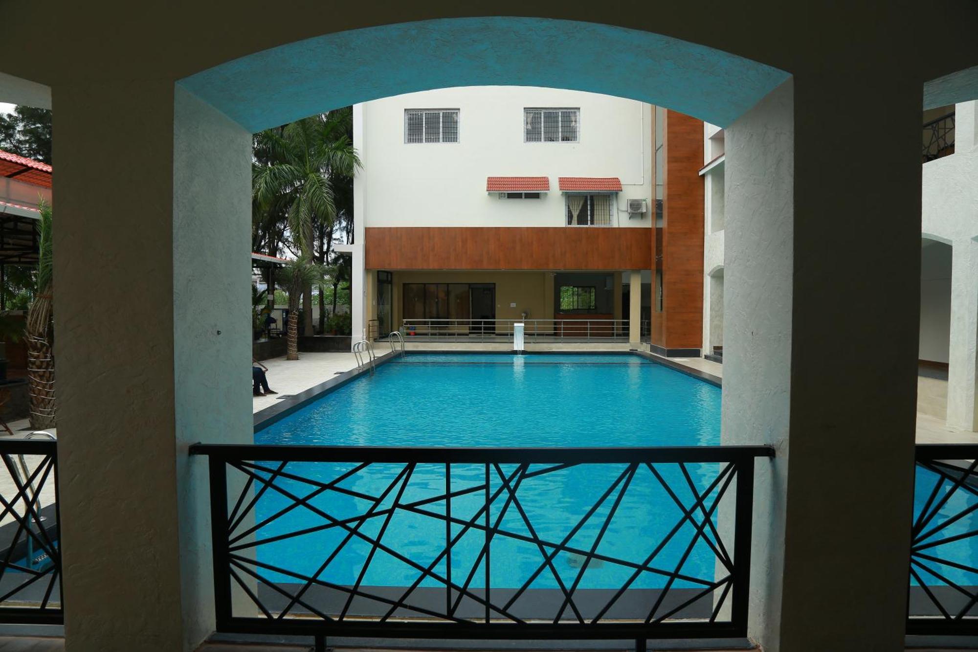 The Riviera Hotel Theni Exterior foto