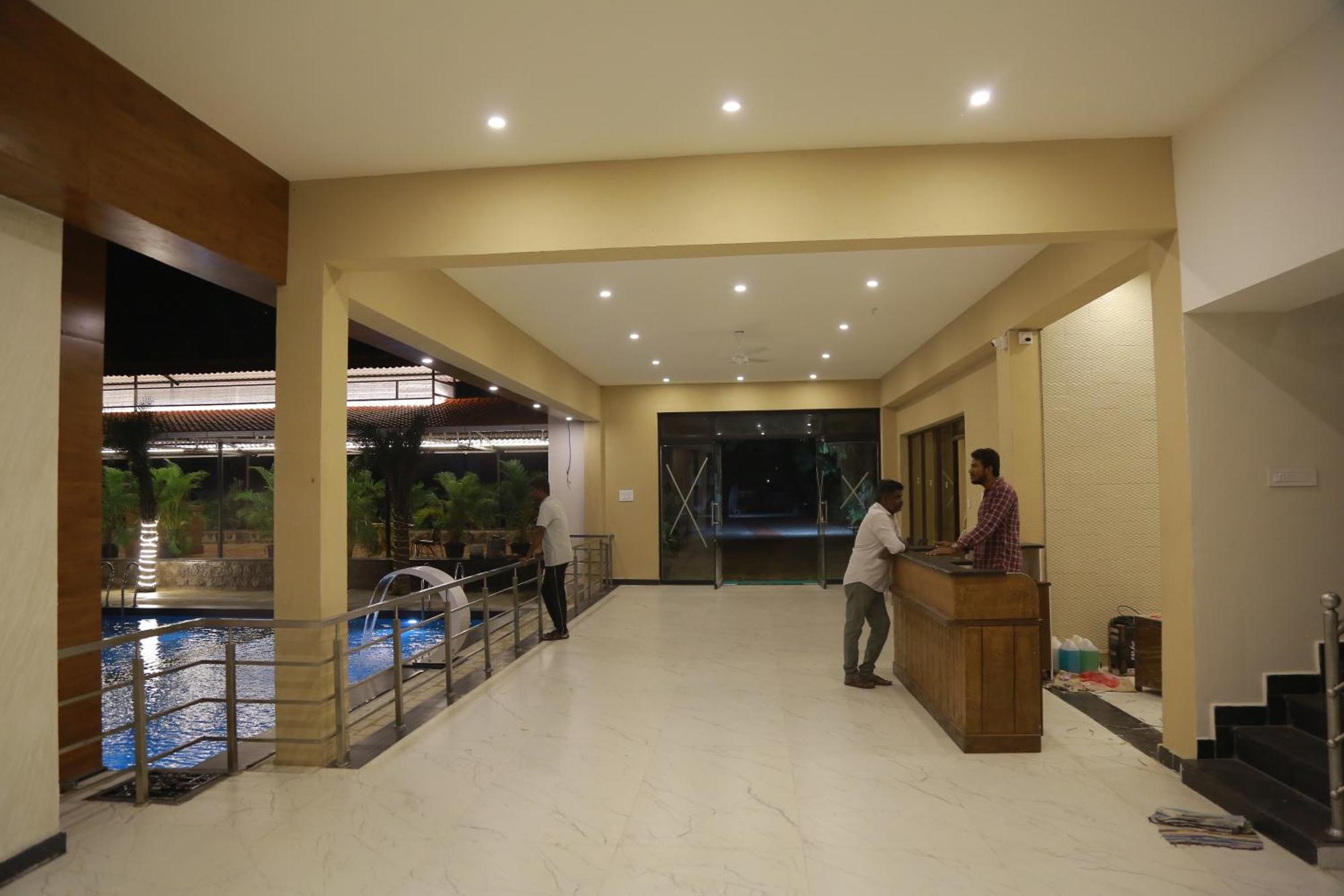 The Riviera Hotel Theni Exterior foto